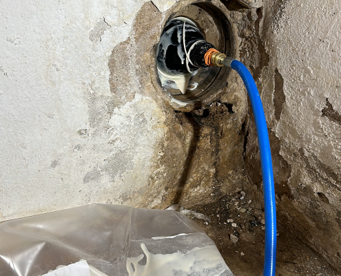 Arbeitsbereich im Keller während einer Rohrsanierung mit Material von Bodenbender